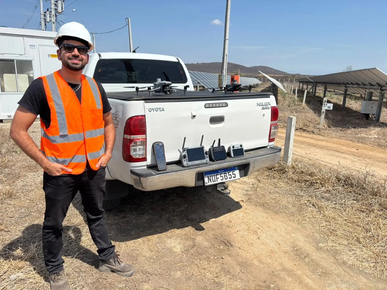 Profissional da Pixel Engenharia com drones e equipamentos em parque solar