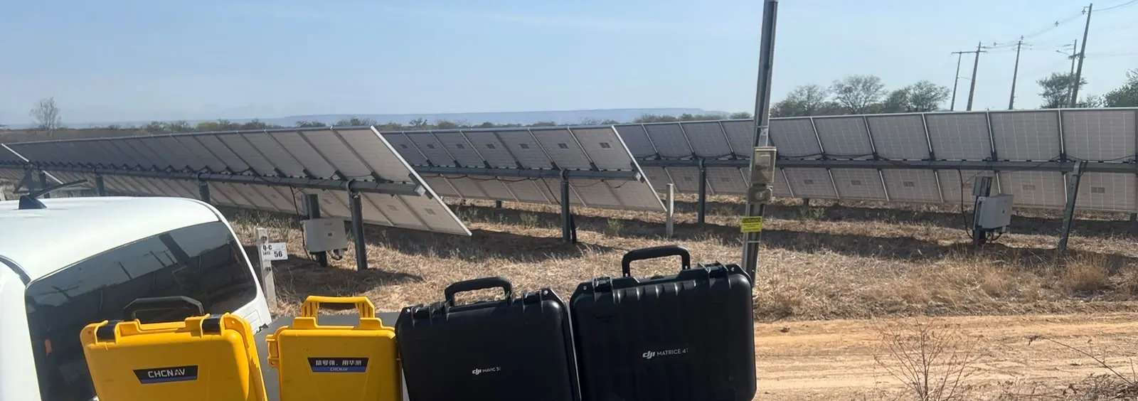 Equipamentos técnicos preparados para operação em parque solar